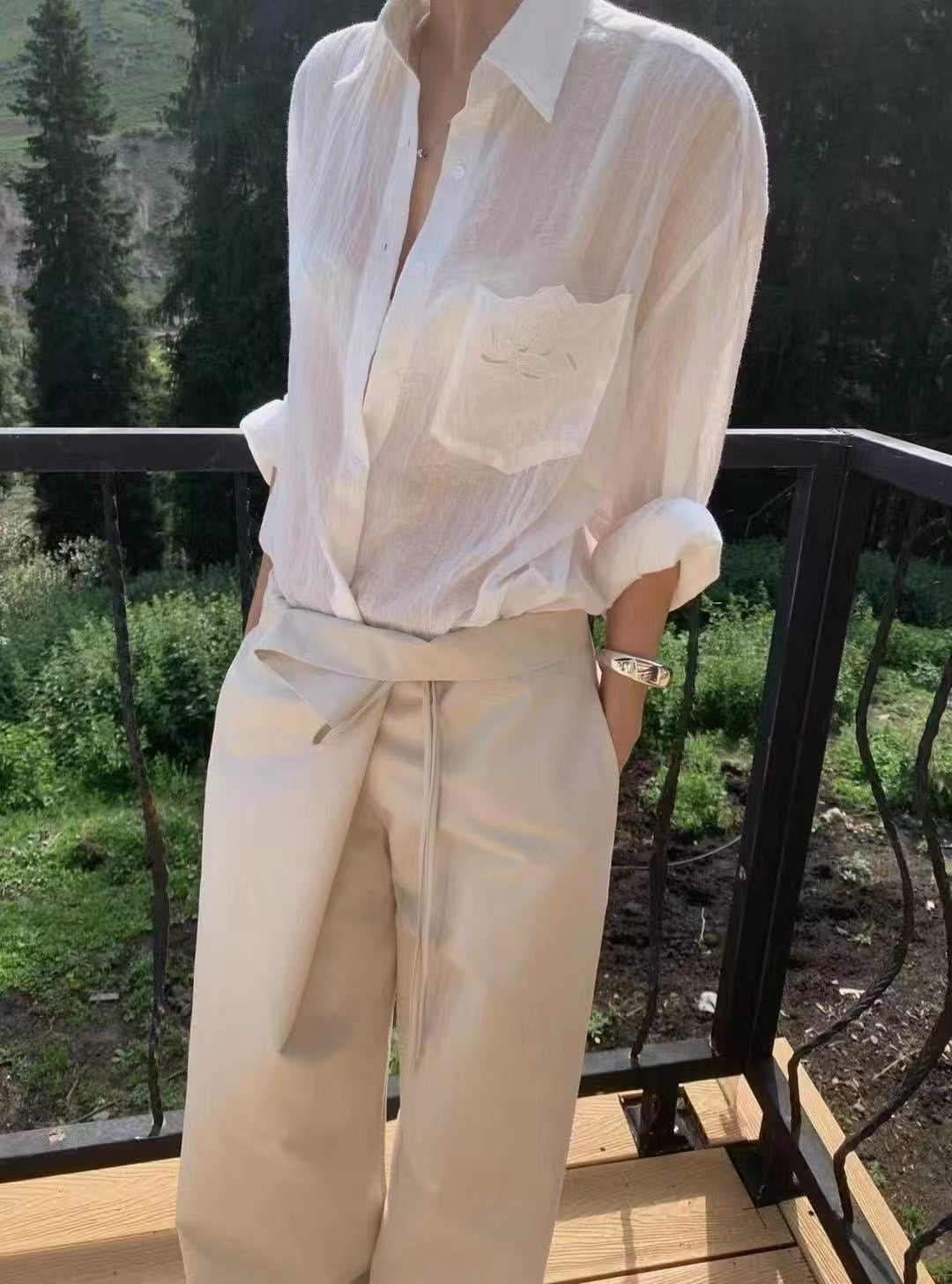 口袋上的薔薇棉紗襯衫