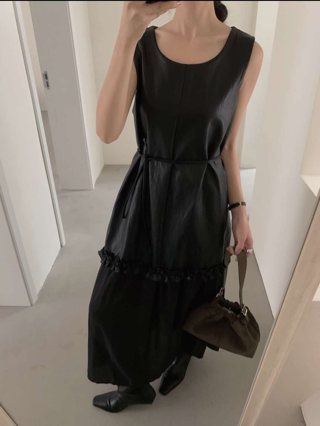 微光澤荷葉摺邊長洋裝