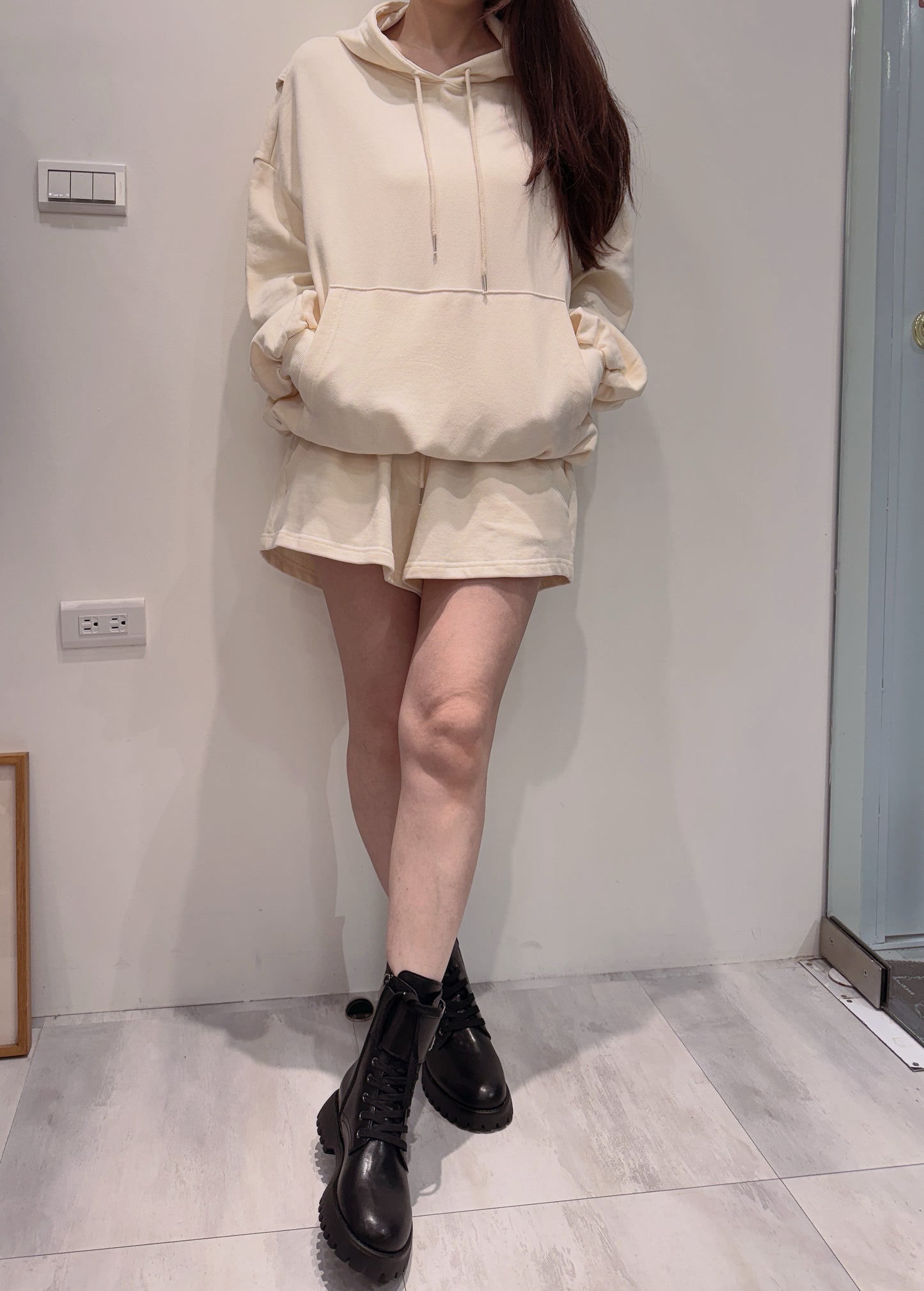 奶油色露背帽t短褲兩件組