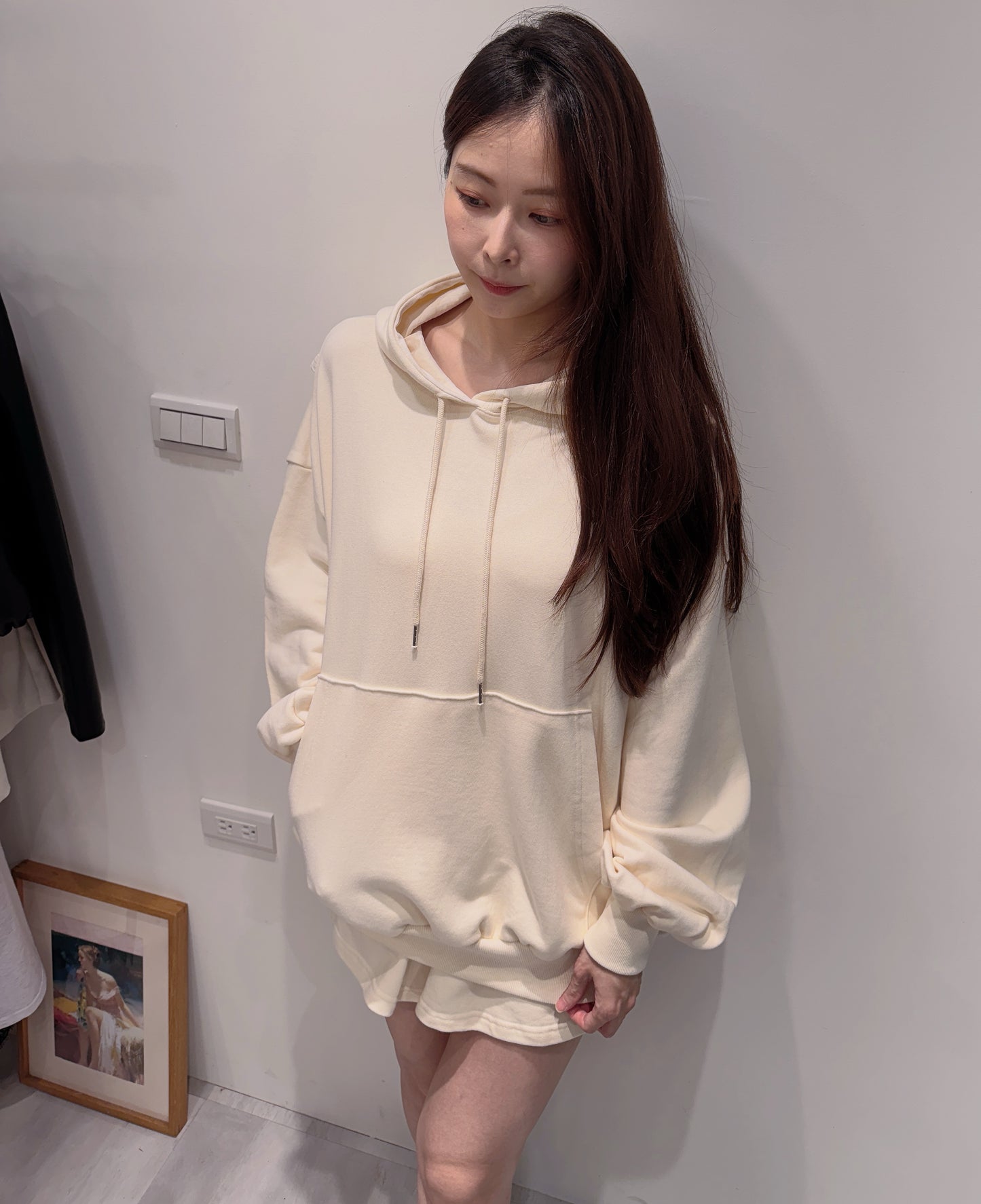 奶油色露背帽t短褲兩件組