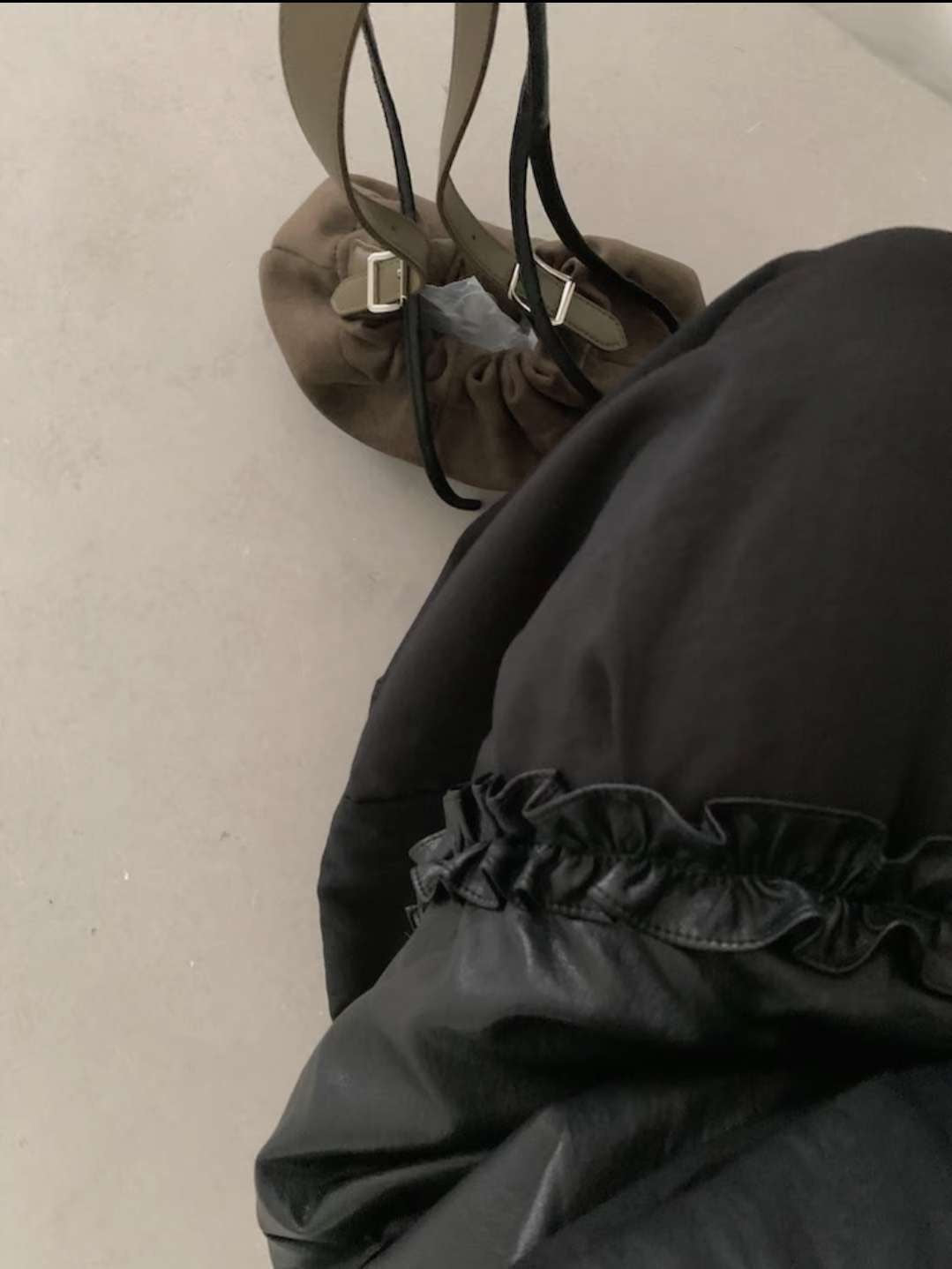 微光澤荷葉摺邊長洋裝