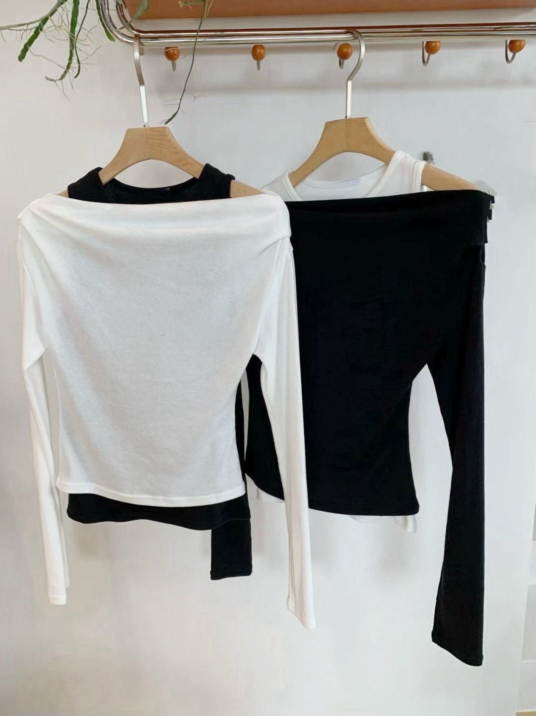 黑白拼接一字領上衣