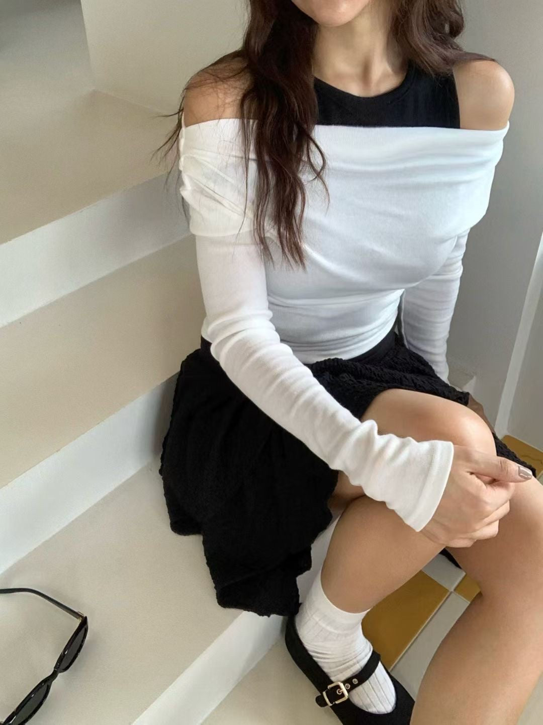 黑白拼接一字領上衣