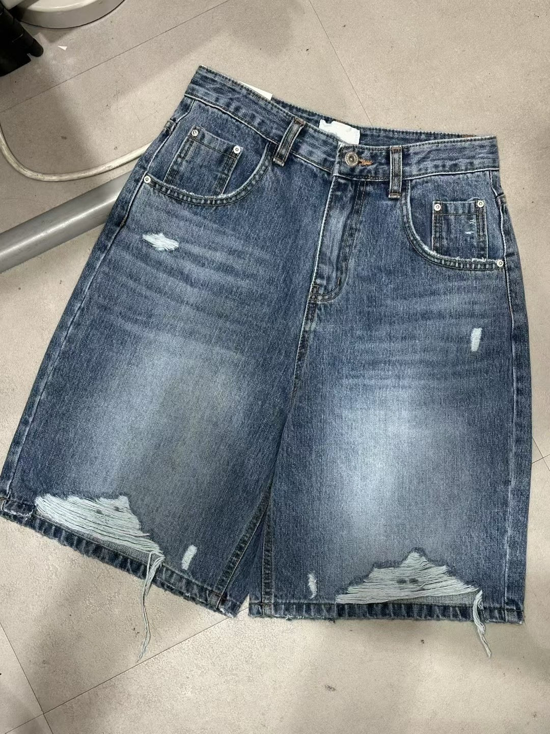 膝上直筒刷破牛仔褲