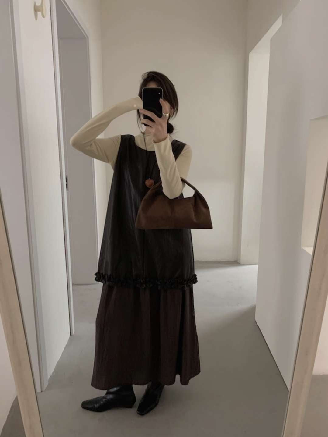 微光澤荷葉摺邊長洋裝