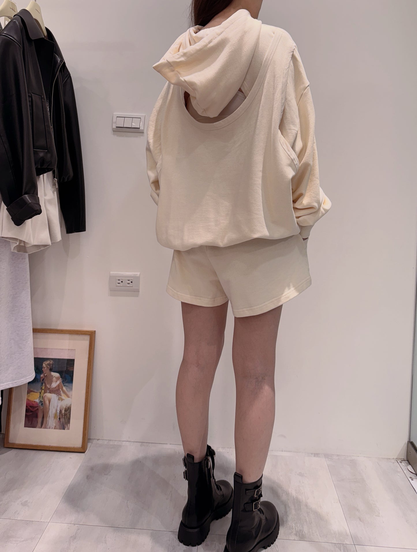 奶油色露背帽t短褲兩件組