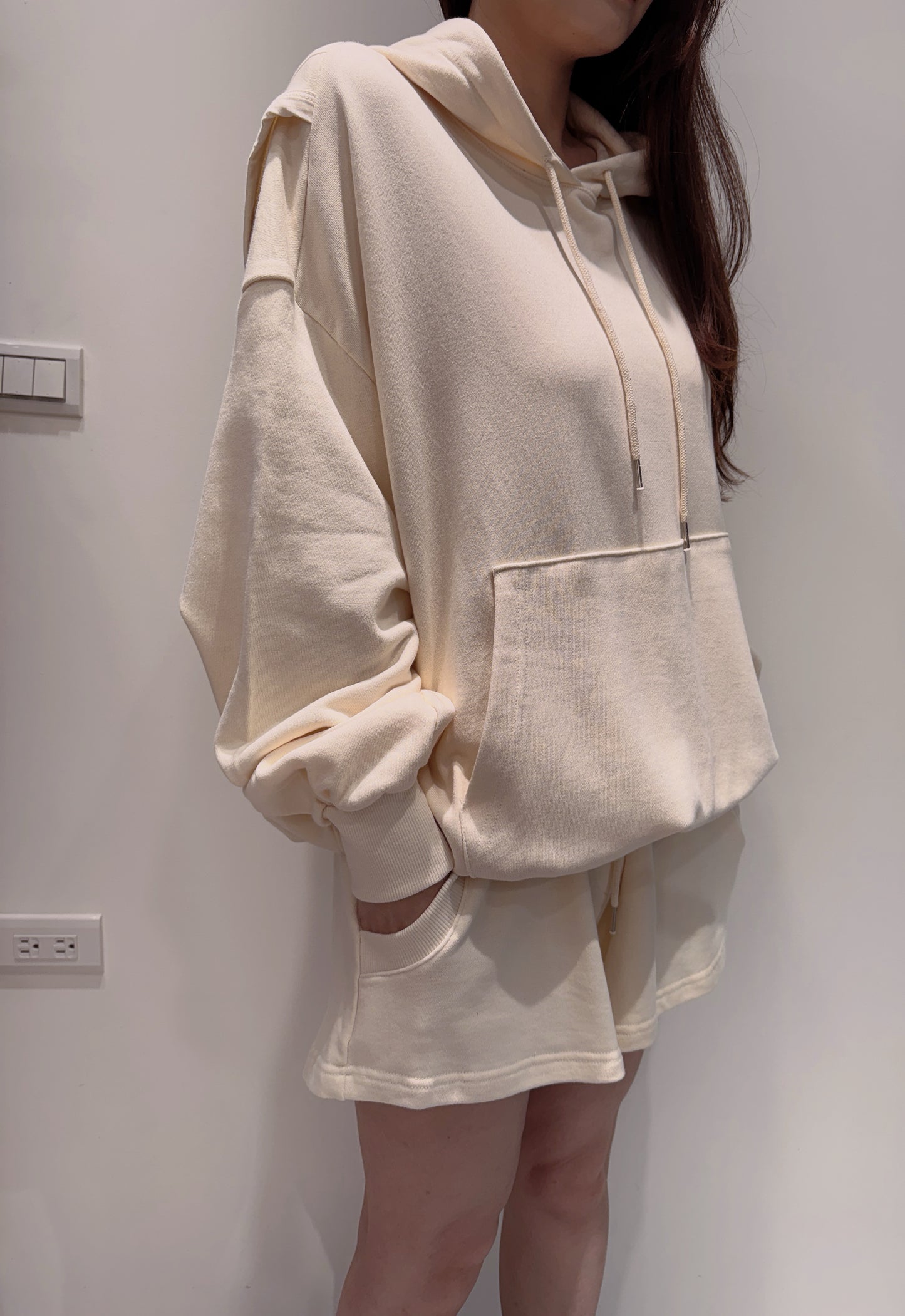 奶油色露背帽t短褲兩件組