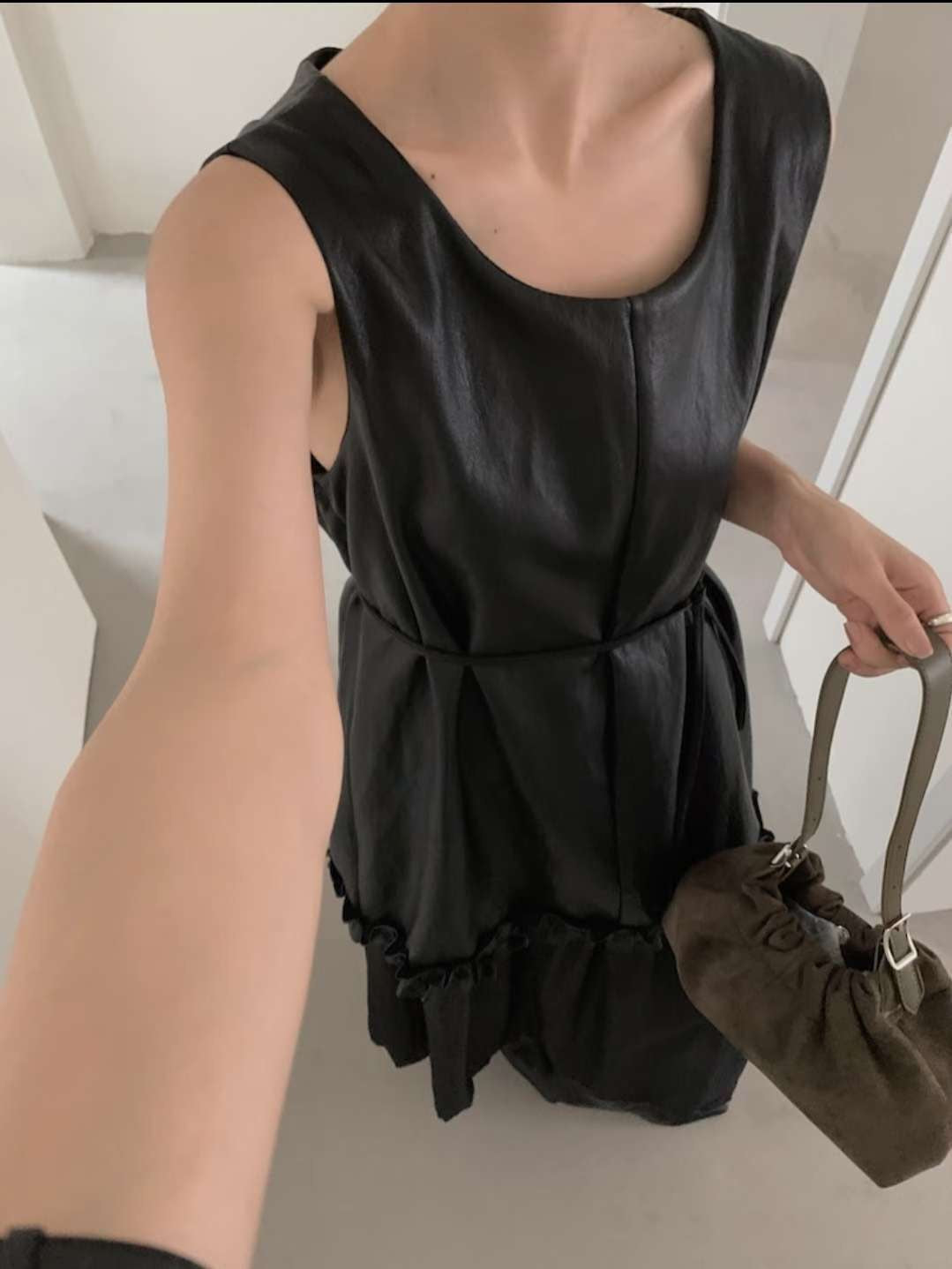 微光澤荷葉摺邊長洋裝