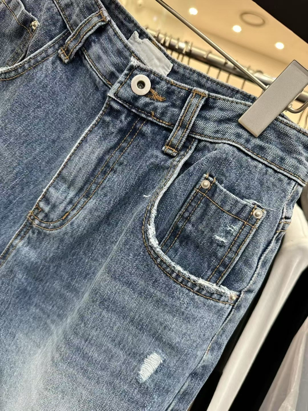 膝上直筒刷破牛仔褲