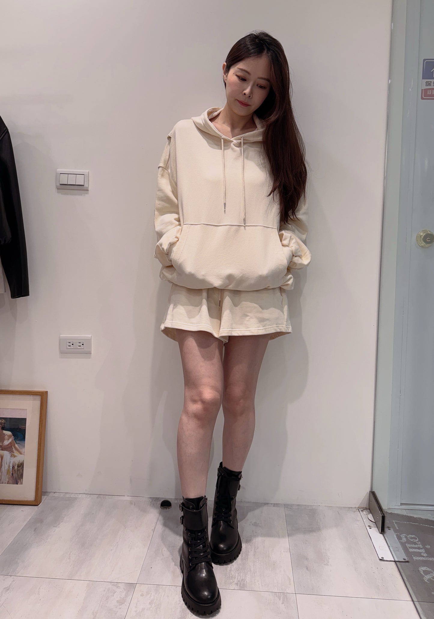 奶油色露背帽t短褲兩件組