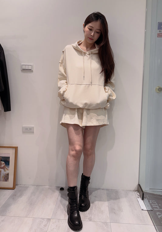 奶油色露背帽t短褲兩件組