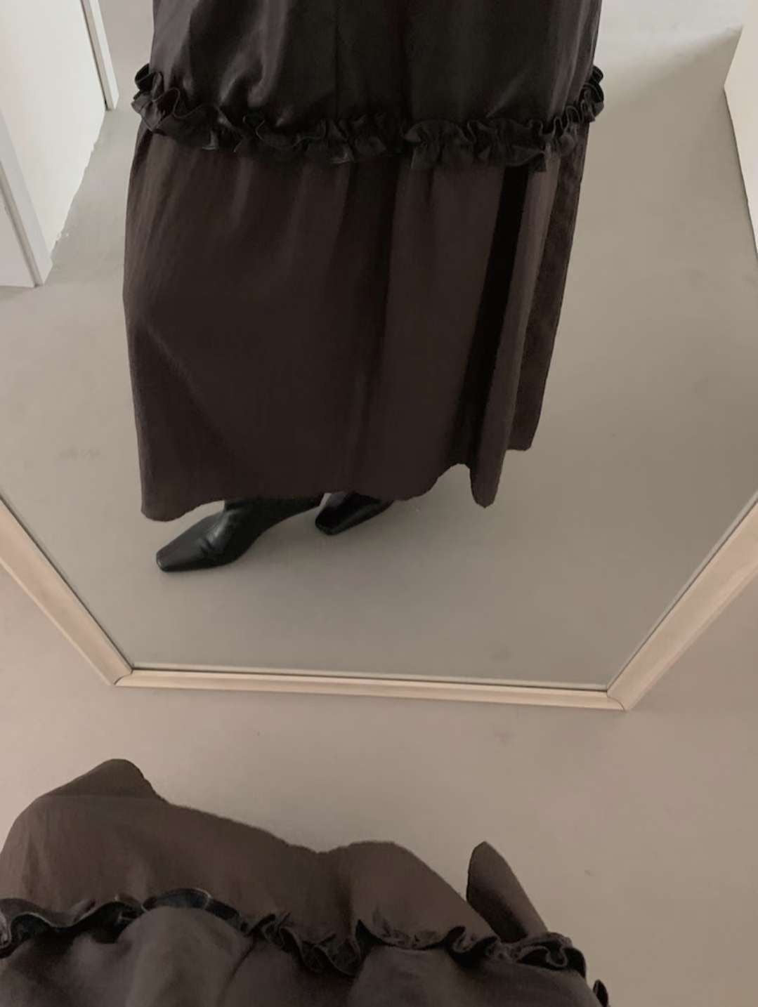 微光澤荷葉摺邊長洋裝