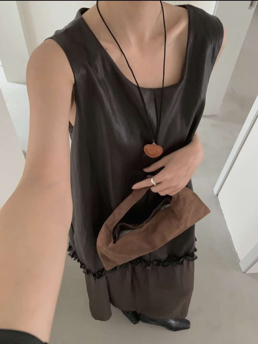 微光澤荷葉摺邊長洋裝