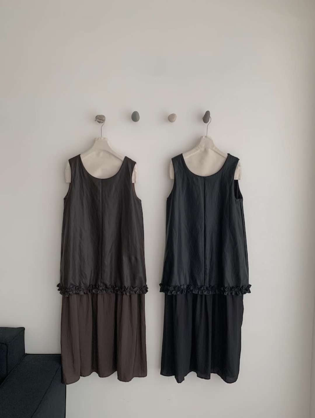 微光澤荷葉摺邊長洋裝