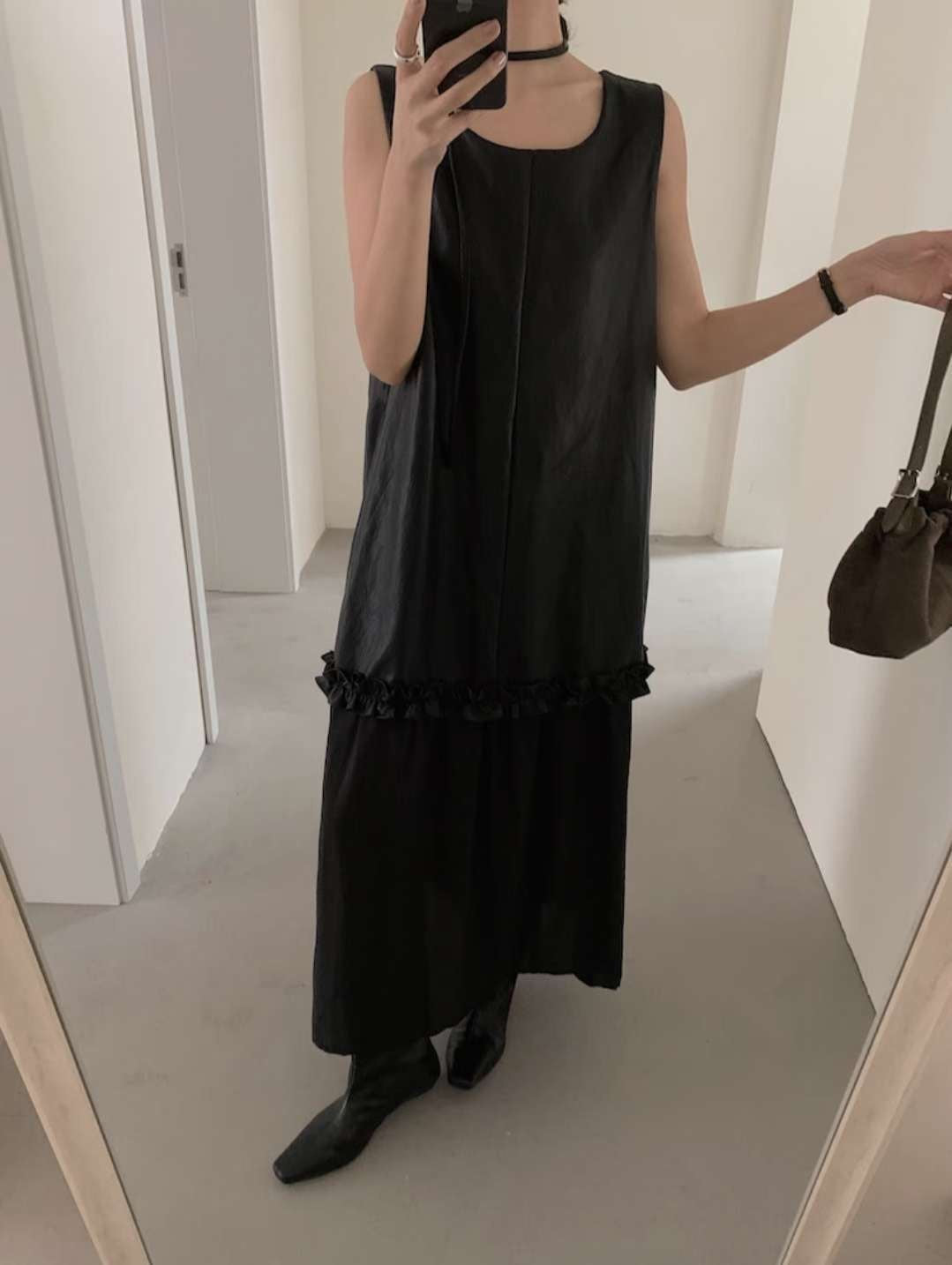 微光澤荷葉摺邊長洋裝