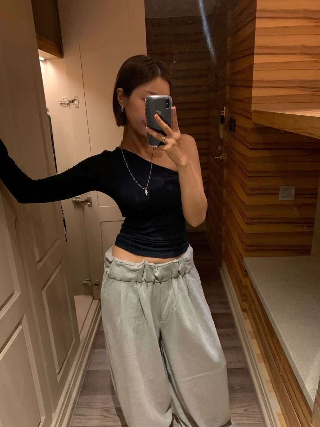 單邊露肩設計長袖上衣